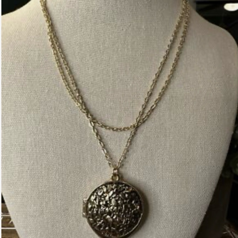 Beautiful BELLE Gold Tone 38” Magnetic Locket Necklace